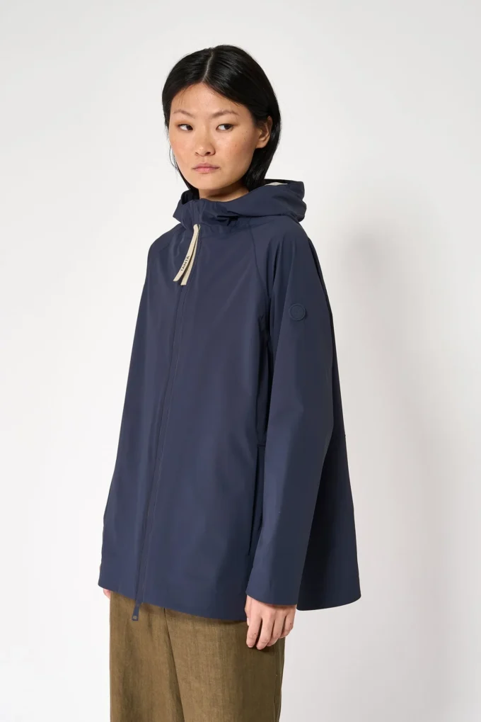 Noe-Navy-Tant_-Rainwear-SS25-51067952_1296x.jpg